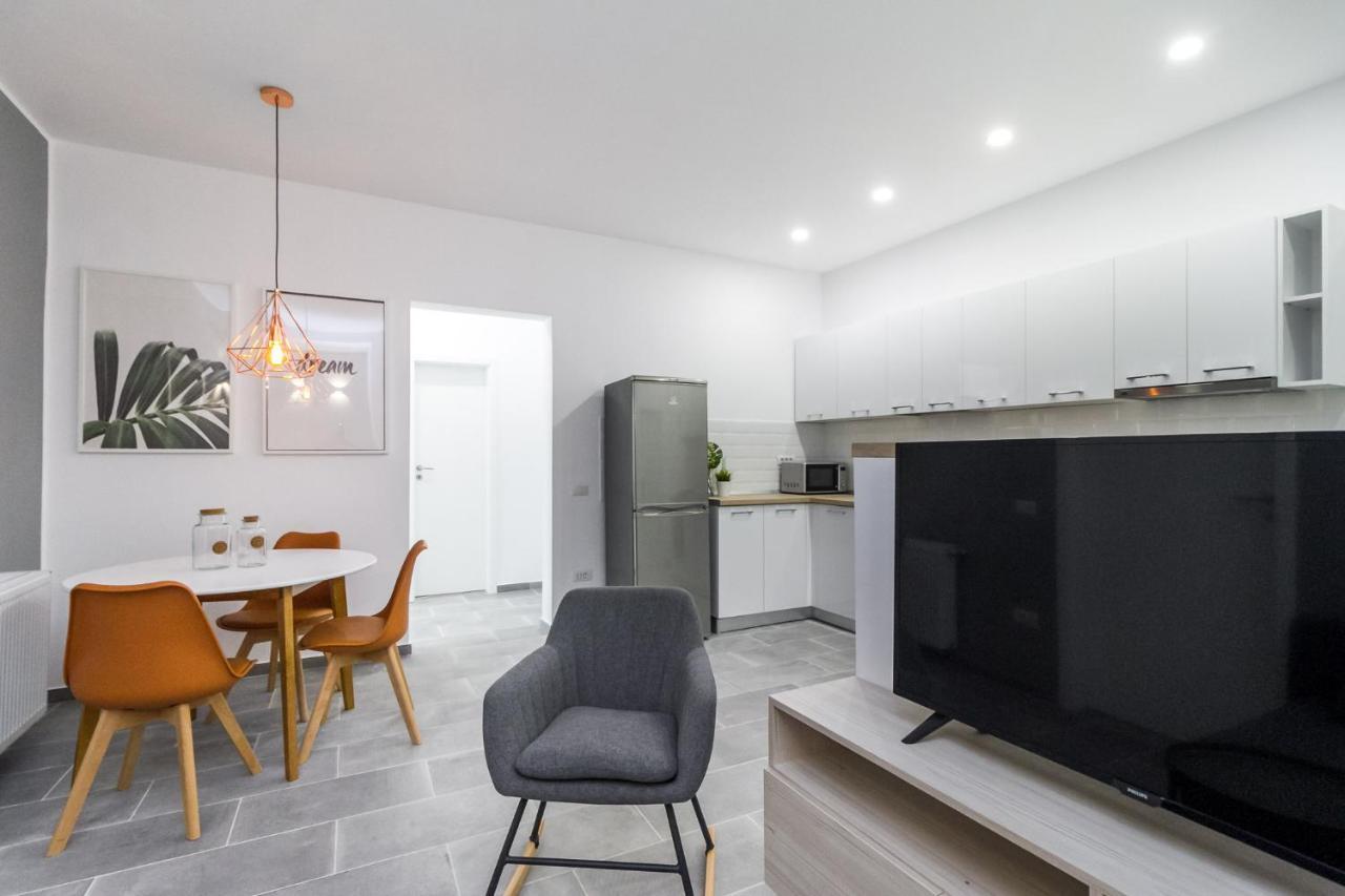 Modern Apartment In The Heart Of ブカレスト エクステリア 写真